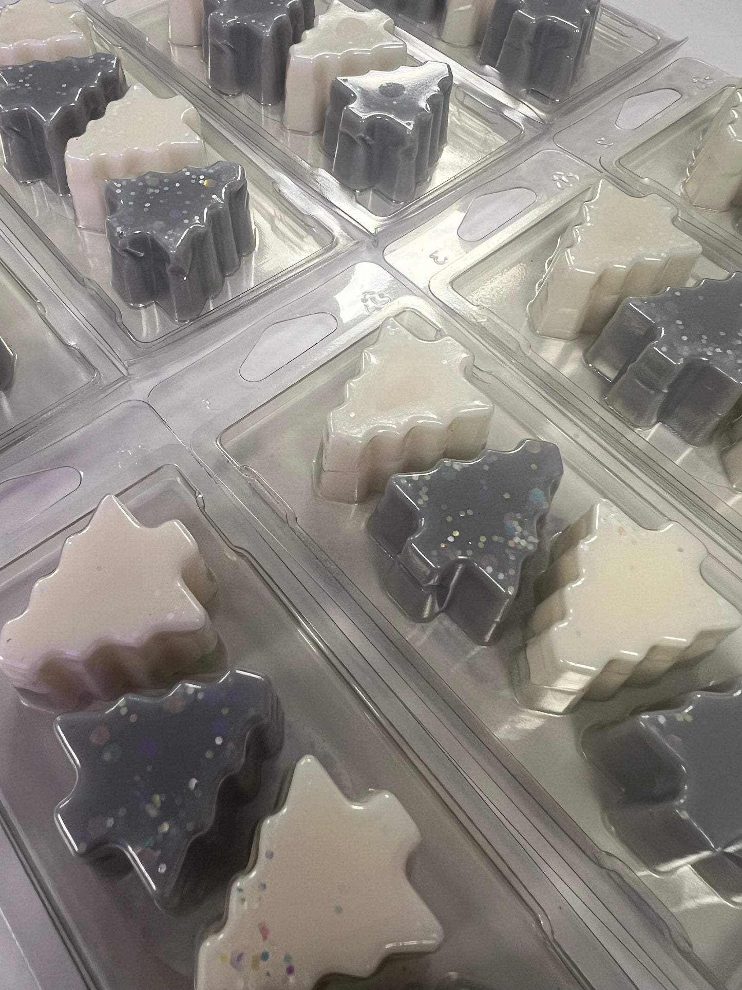 CHRISTMAS TREE CLAMSHELLS