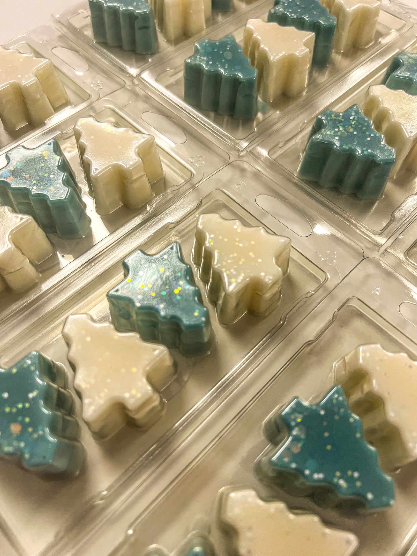 CHRISTMAS TREE CLAMSHELLS